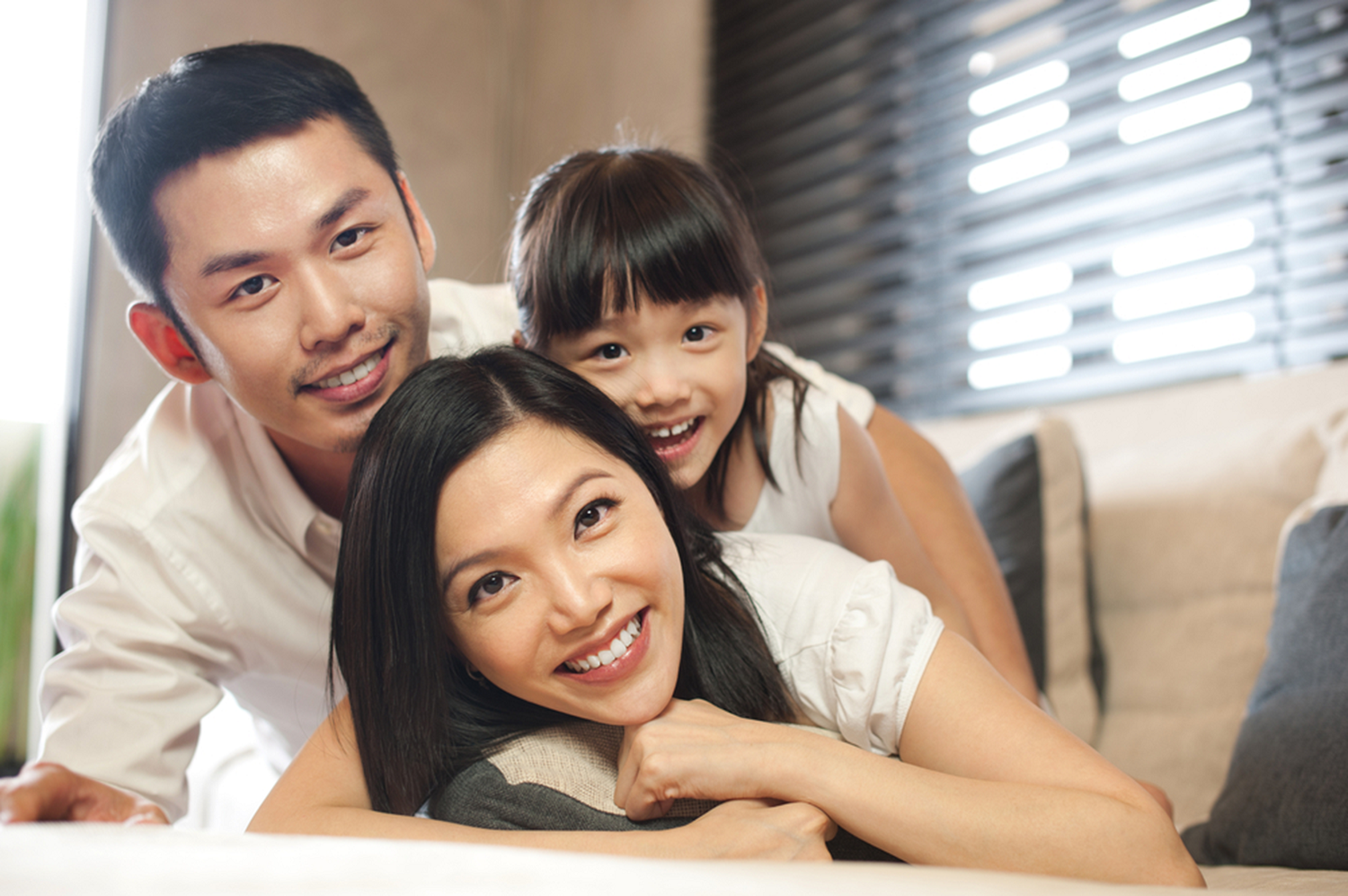 Китаянки дочь отец. Семья азиаты. Счастливая азиатская семья. Счастливая казахская семья. Европеец и азиатка.